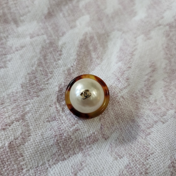 Chanel Vintage Faux Pearl & Resin Clip on Earrings - Picture 5 of 11